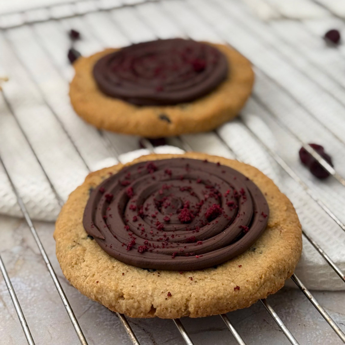 Ciastko_a_la_crumble_cookies_czekoladowe_z_wiśnią